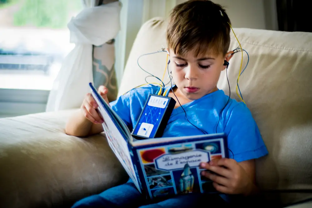 Enfant concentré sur sa lecture