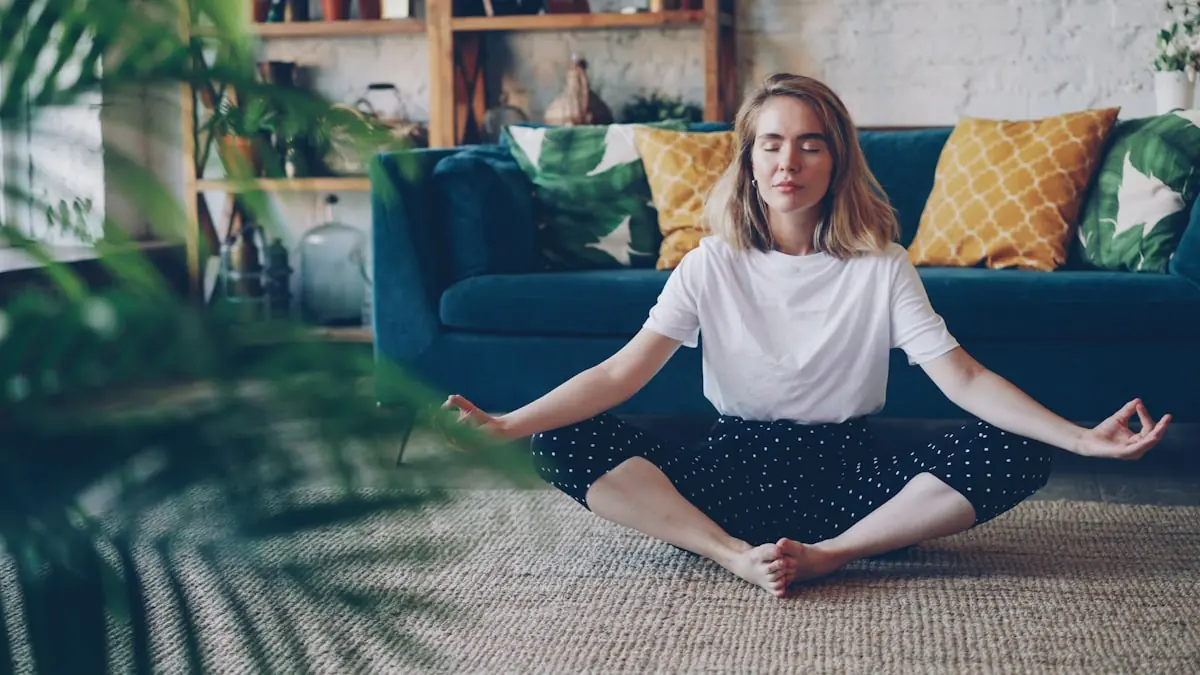 Femme se relaxant dans un moment de calme et de bien-être
